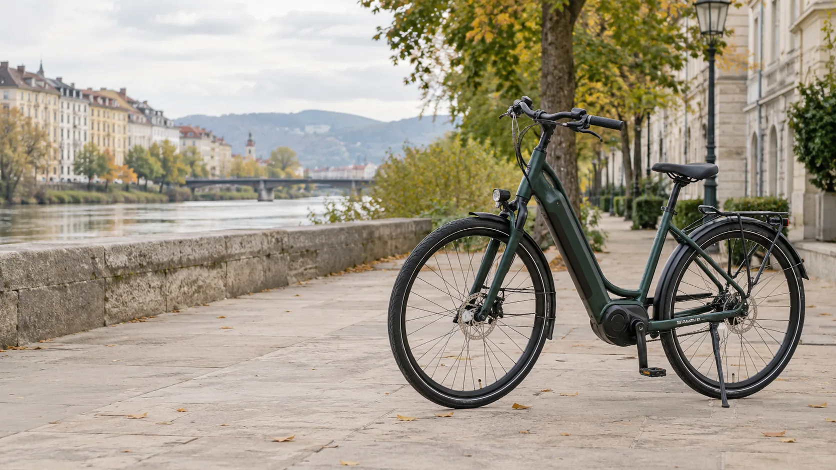 Grünes E-Bike an einer österreichisch inspirierten Flusspromenade